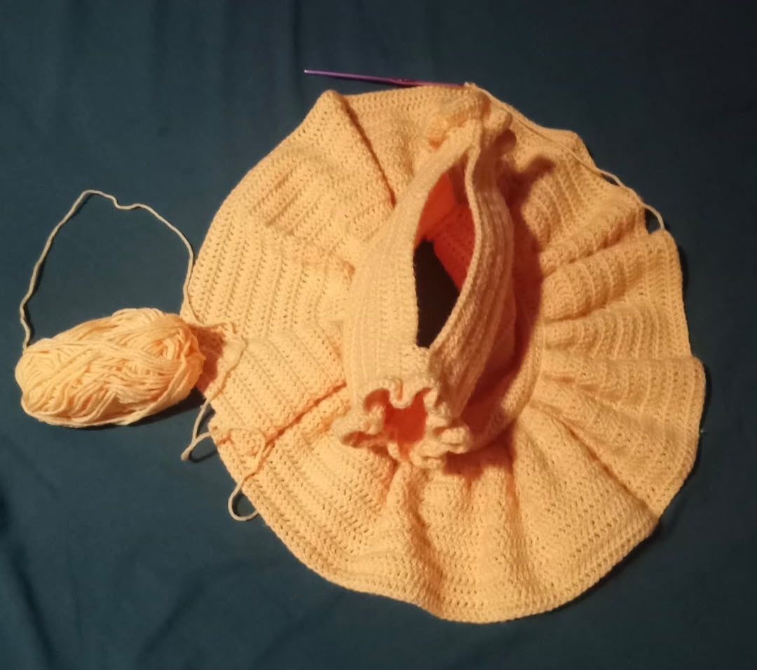 Une pièce en cours sur le crochet