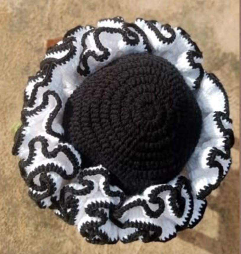 Chapeau à volants noir et blanc