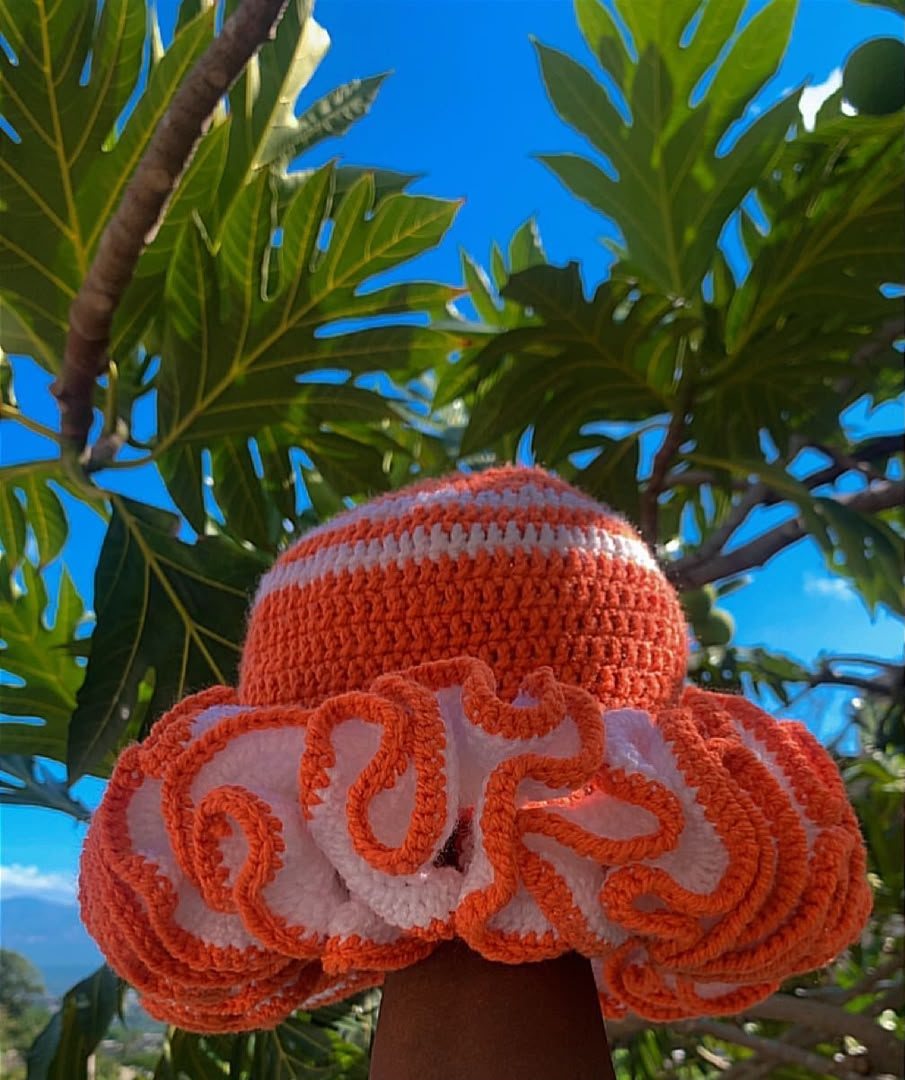 Chapeau à volants orange
